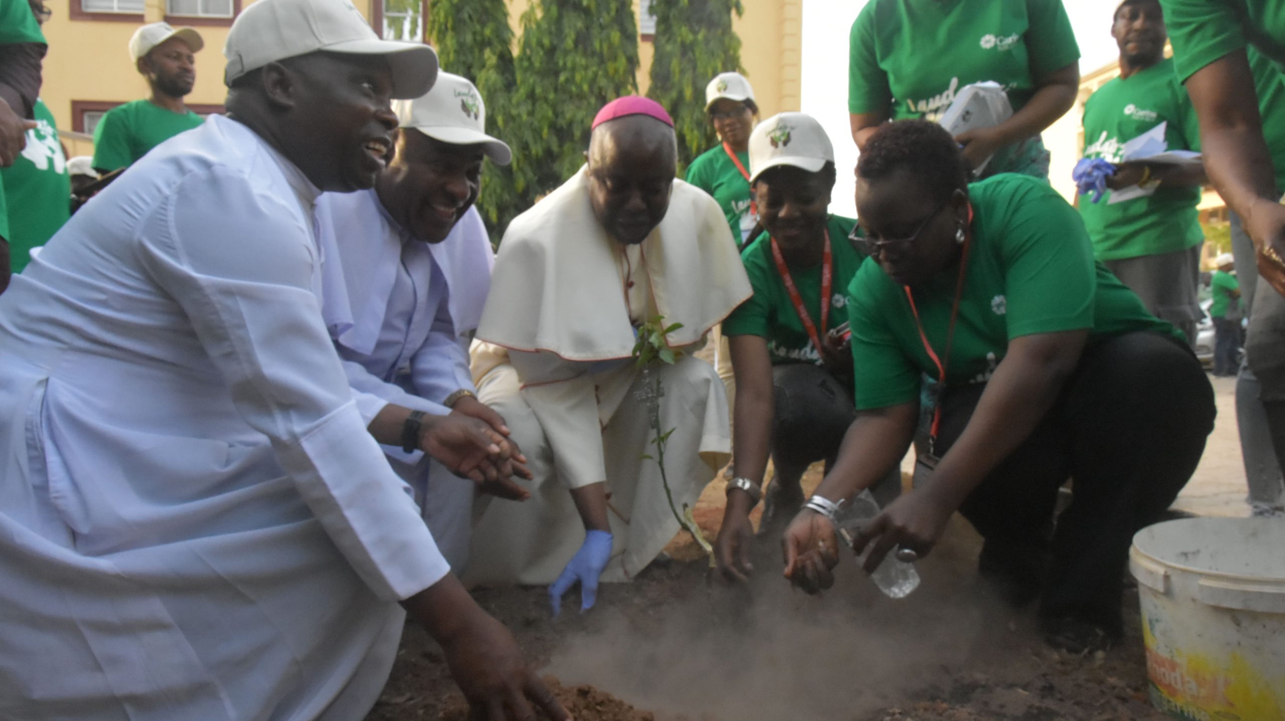 Les diocèses nigérians prennent racine : Des arbres par milliers